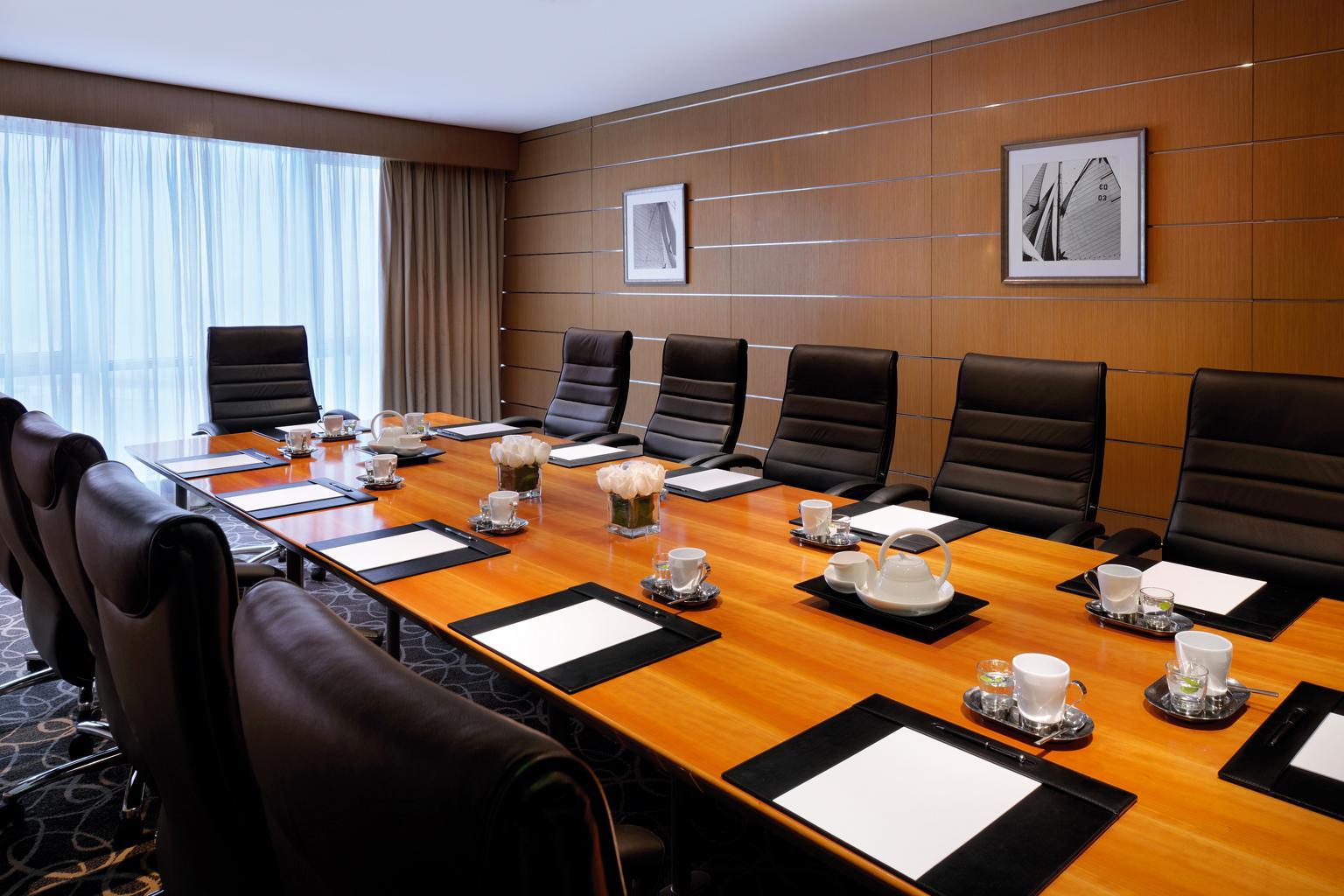 Qabila Westbay Hotel By Marriott Doha Luaran gambar A boardroom