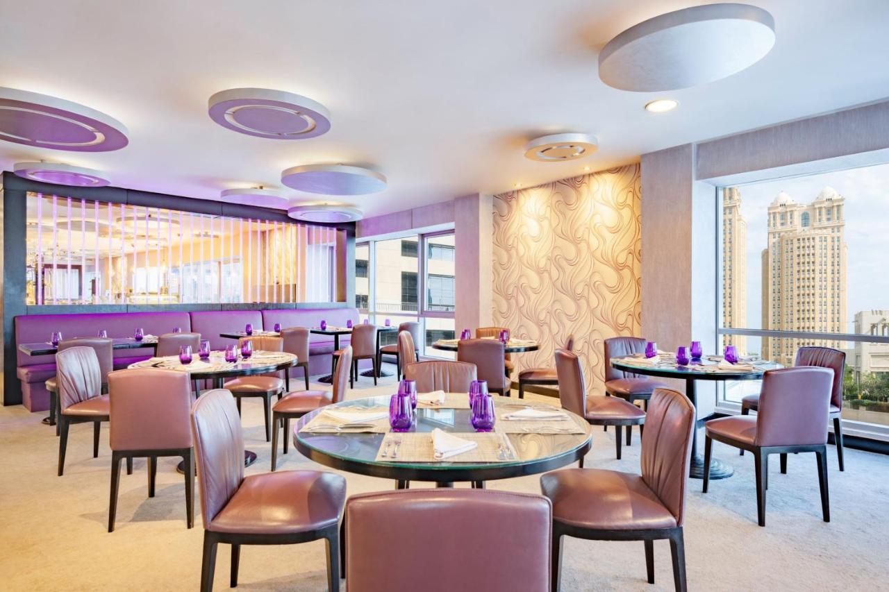 Qabila Westbay Hotel By Marriott Doha Luaran gambar The interior of the restaurant