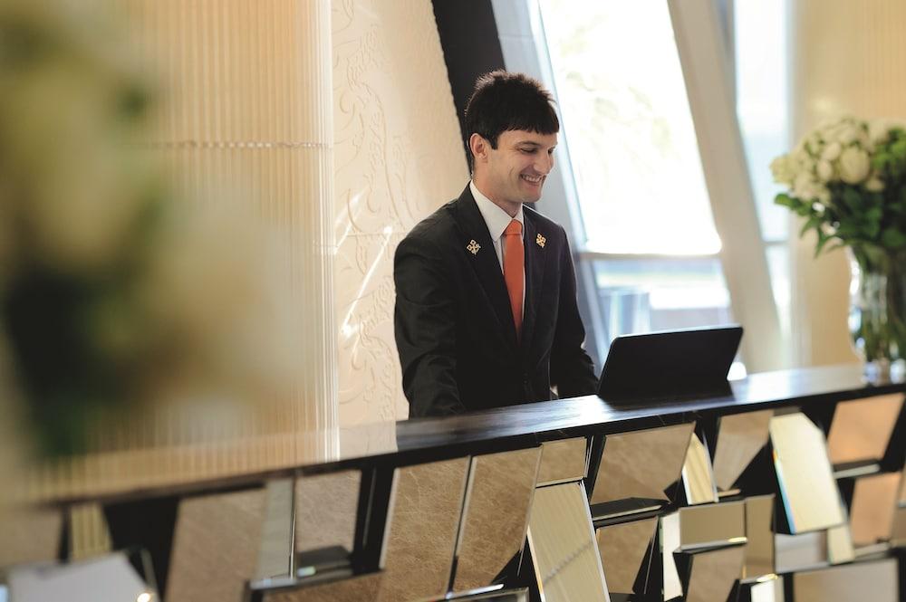 Qabila Westbay Hotel By Marriott Doha Luaran gambar A student at the University of Westminster