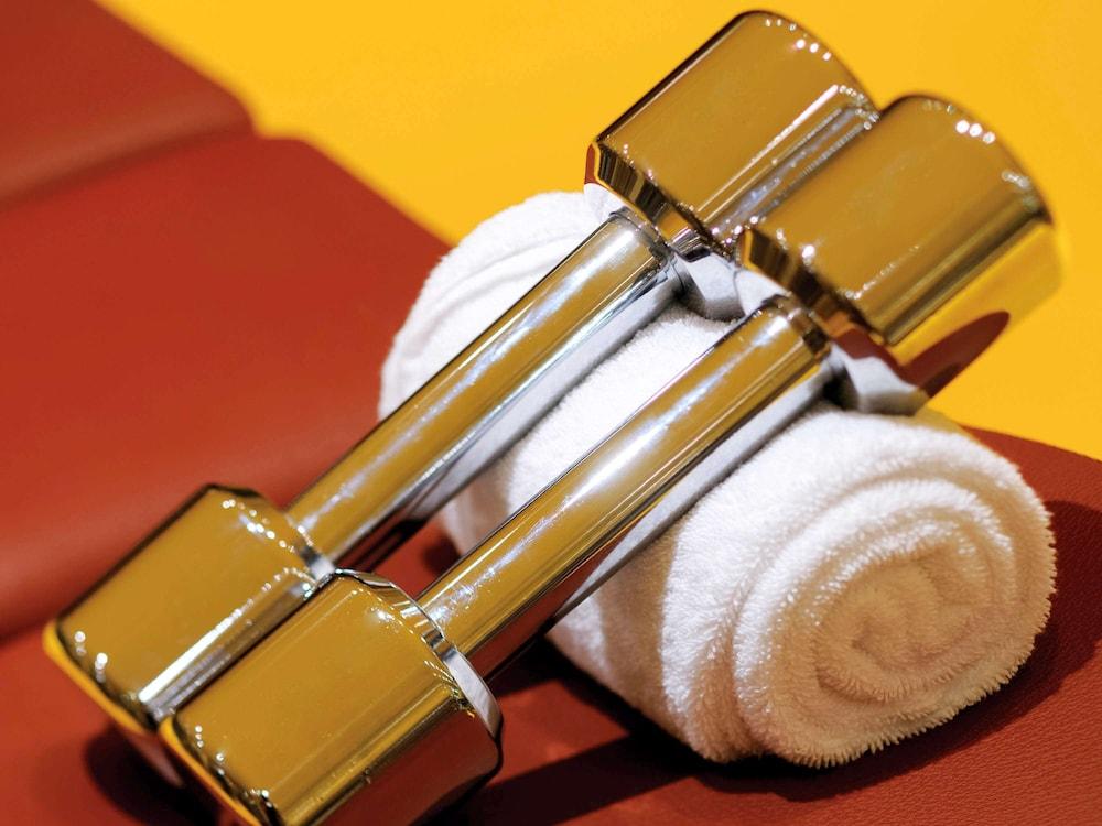Qabila Westbay Hotel By Marriott Doha Luaran gambar A pair of hexagonal dumbbells
