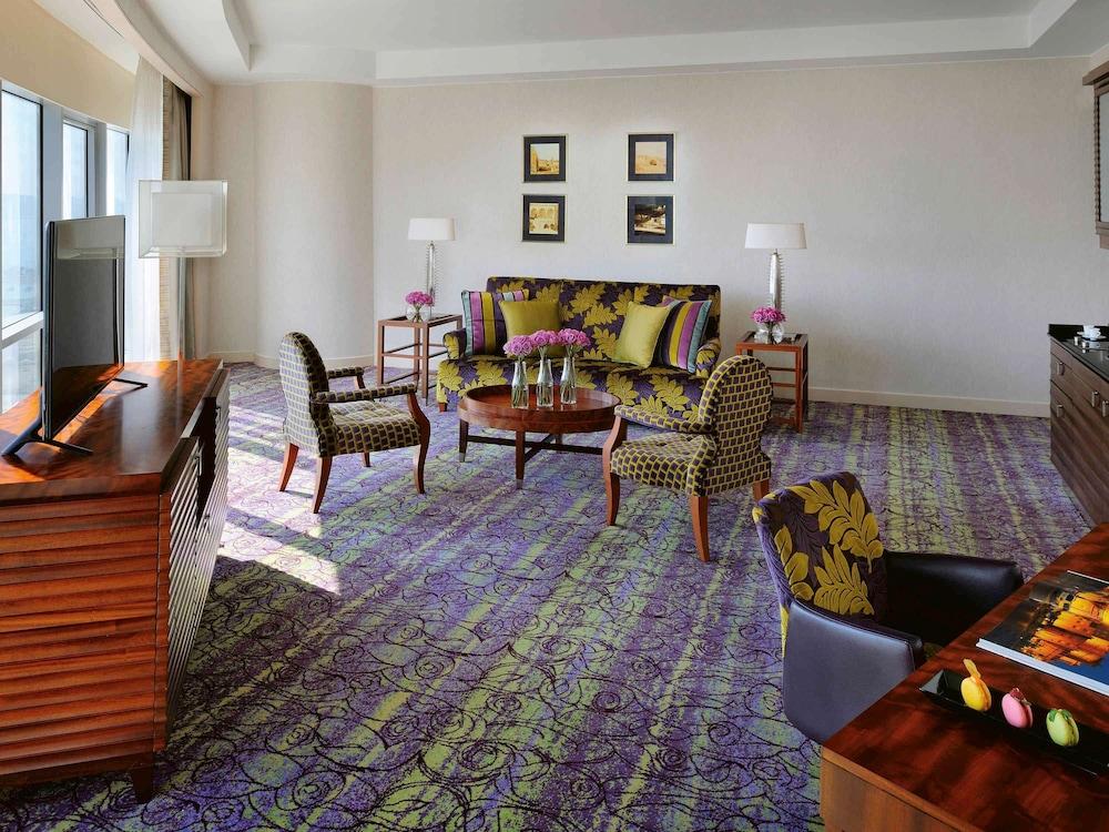 Qabila Westbay Hotel By Marriott Doha Luaran gambar A suite at the hotel