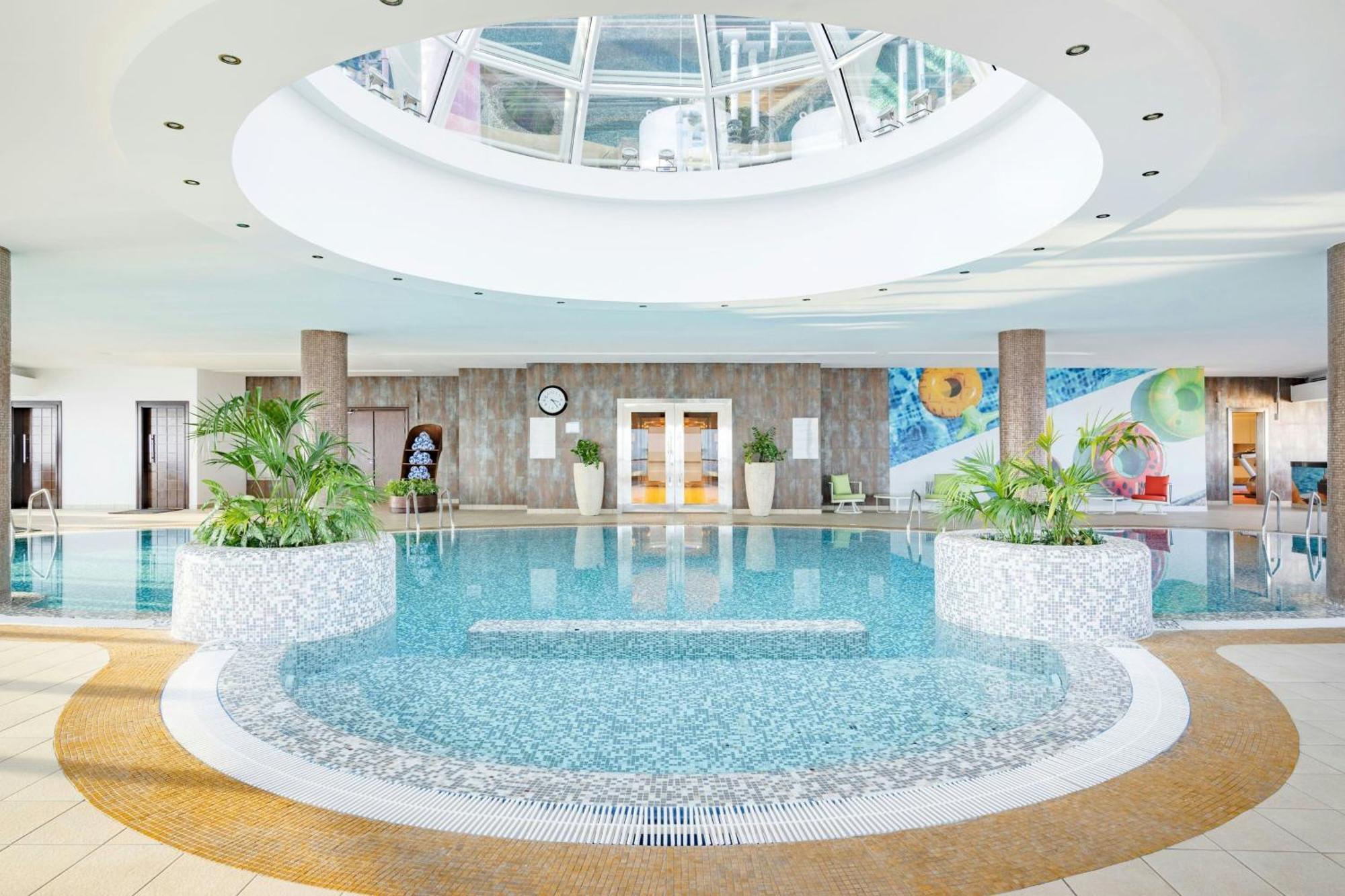 Qabila Westbay Hotel By Marriott Doha Luaran gambar The swimming pool at the hotel