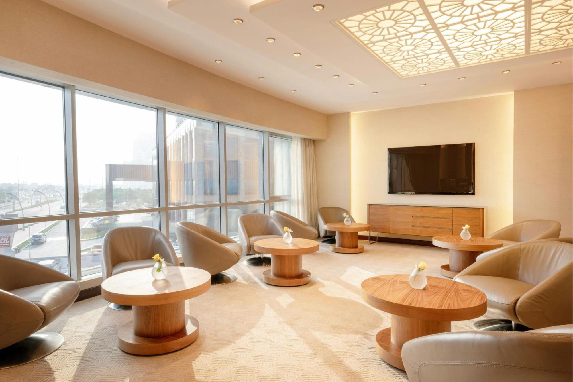 Qabila Westbay Hotel By Marriott Doha Luaran gambar The lounge at the airport